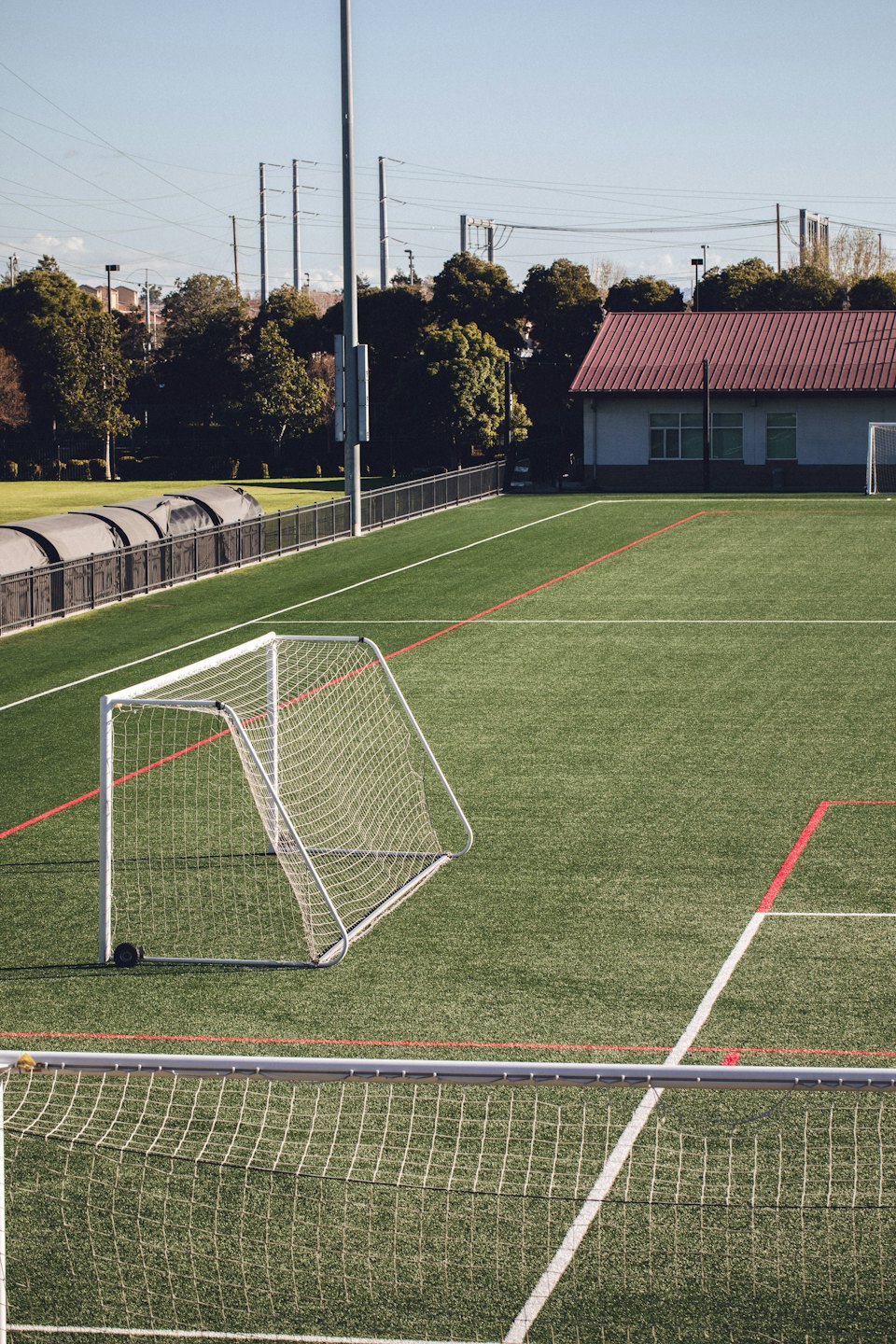 Campo da calcio con porte e prato verde brillante.